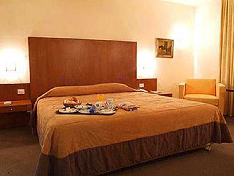 Quality Inn Tripoli Buitenkant foto